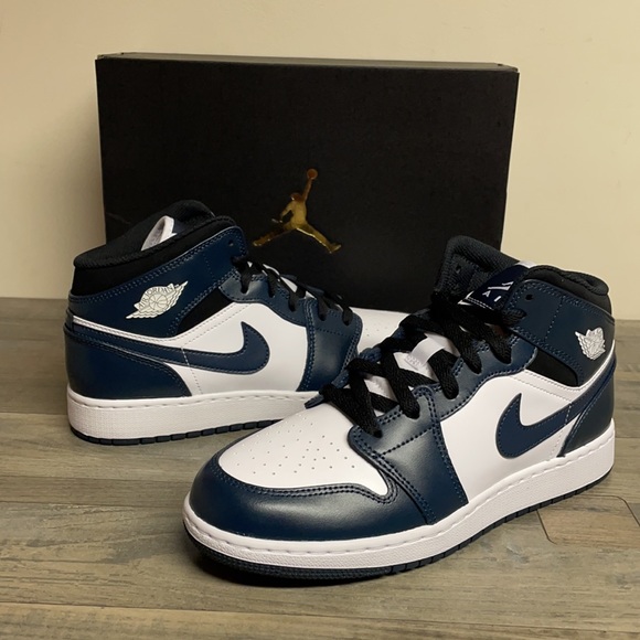 Air Jordan 1 mid GS size 7Y/Women’s size 8.5 White/Navy/Black new with box - Picture 12 of 12
